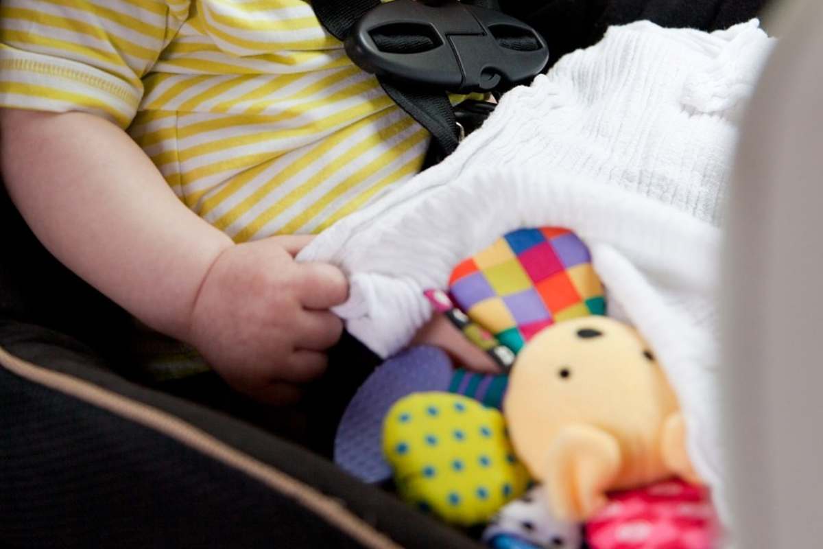 Bambino rimasto chiuso in auto per 30 minuti, salvato