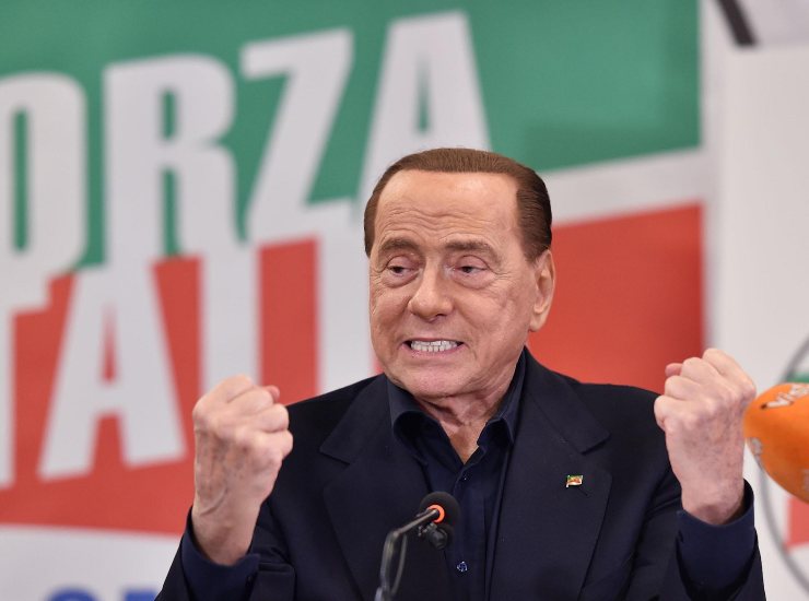 Berlusconi gesto Toffa