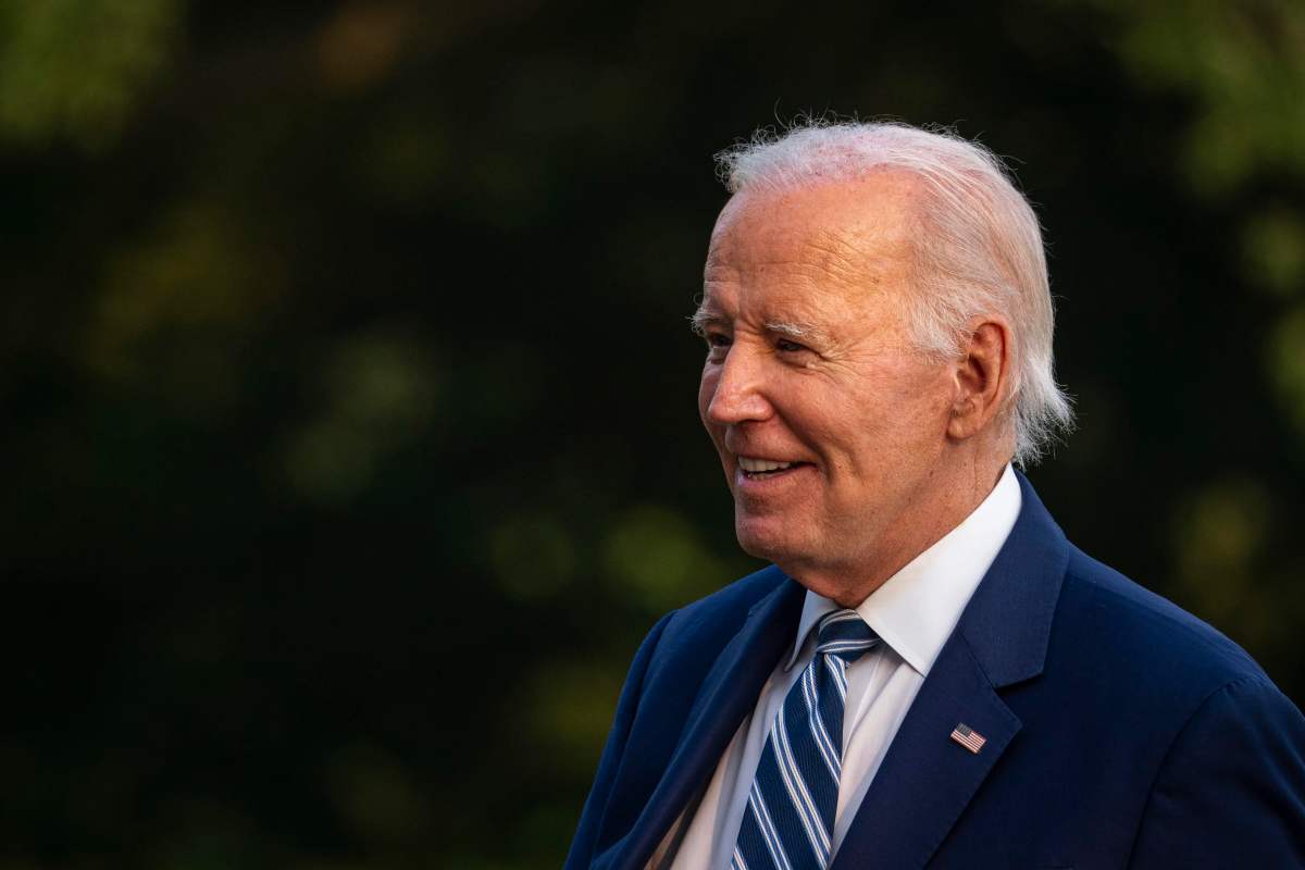 Joe Biden utilizza una macchina per l'ossigeno