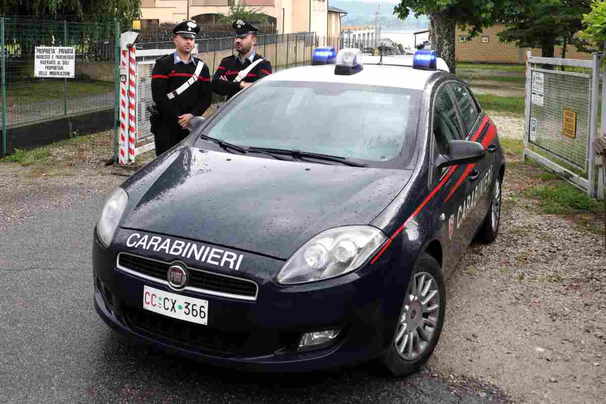 Stringe cinghia attorno a collo moglie, arrestato