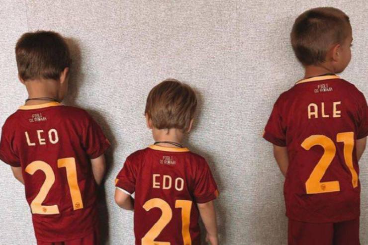 Figli di Morata posano con la maglia della Roma