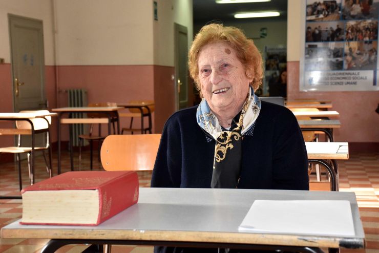 A 90 anni sostiene l'esame di maturità