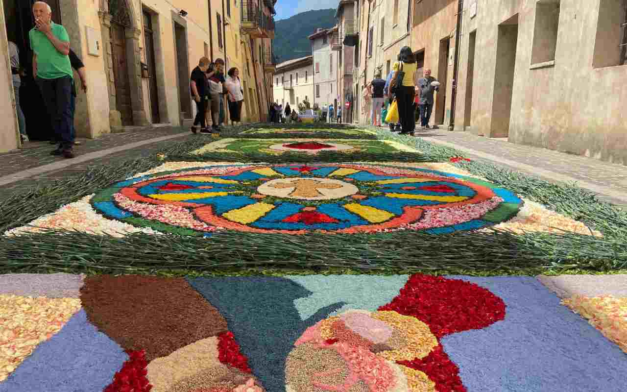 L'Infiorata di Pisoniano, tradizione che si rinnova ogni anno