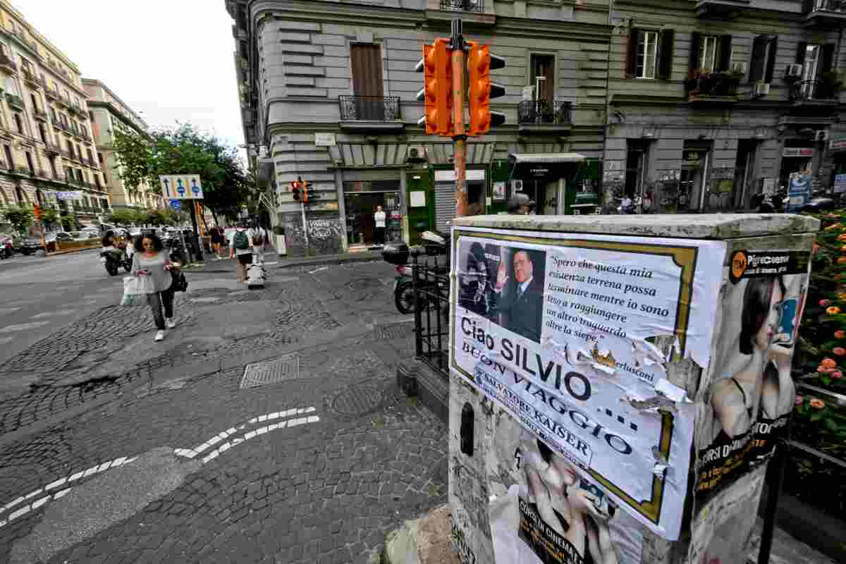 Manifesti morte a Napoli di Berlusconi