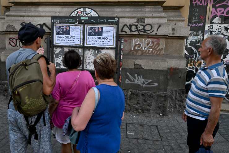 Manifesti morte a Napoli di Berlusconi