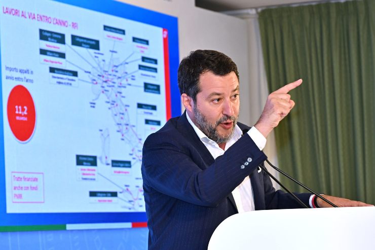 Salvini difende la Santanché