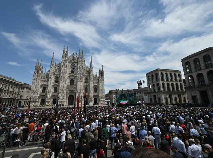 Giornalista si commuove funerali Berlusconi