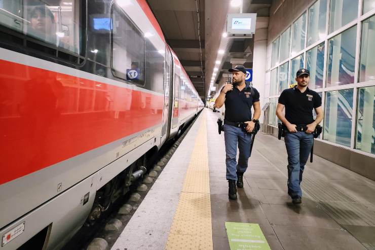 Accoltellate tre persone in un treno