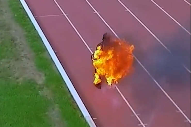 Uomo in fiamme corre su pista atletica