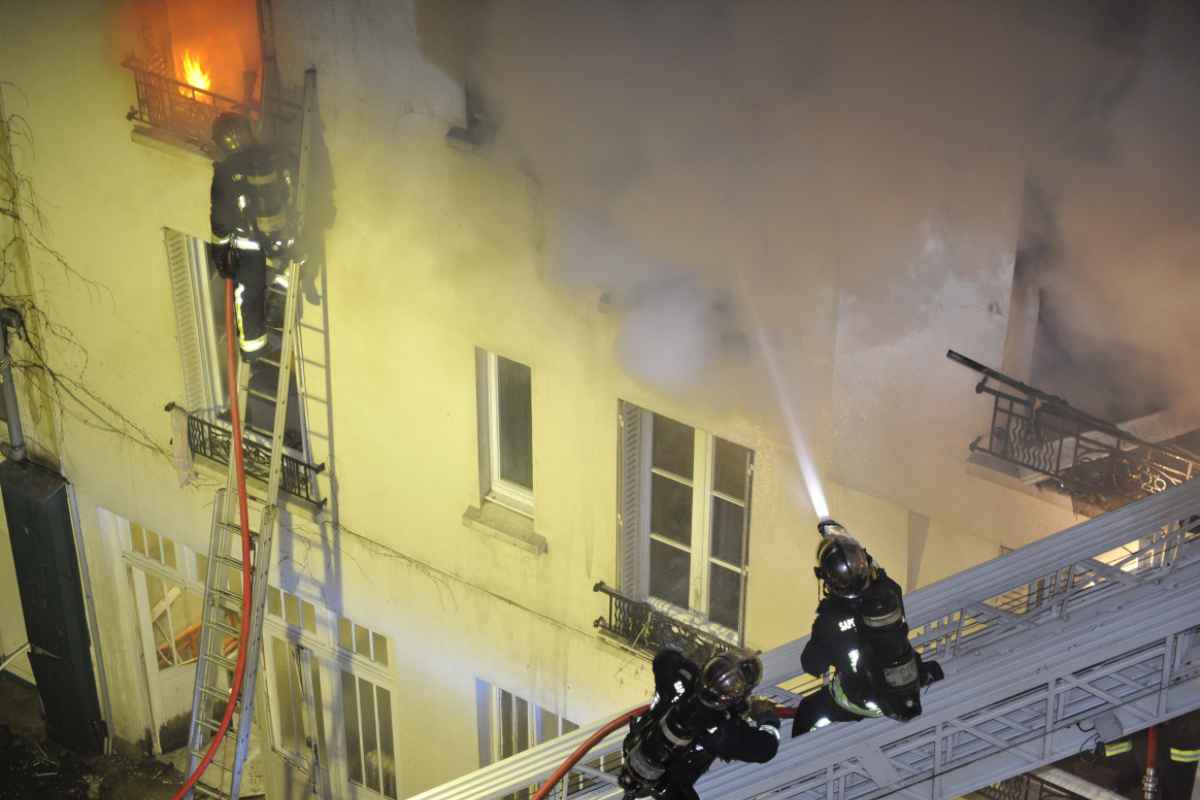 Incendio e crollo di un palazzo a Parigi