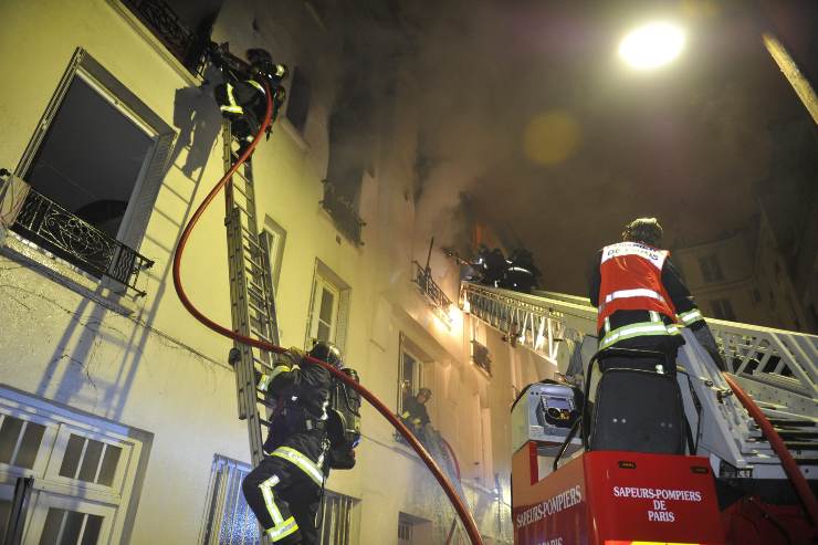 Incendio e crollo di un palazzo a Parigi