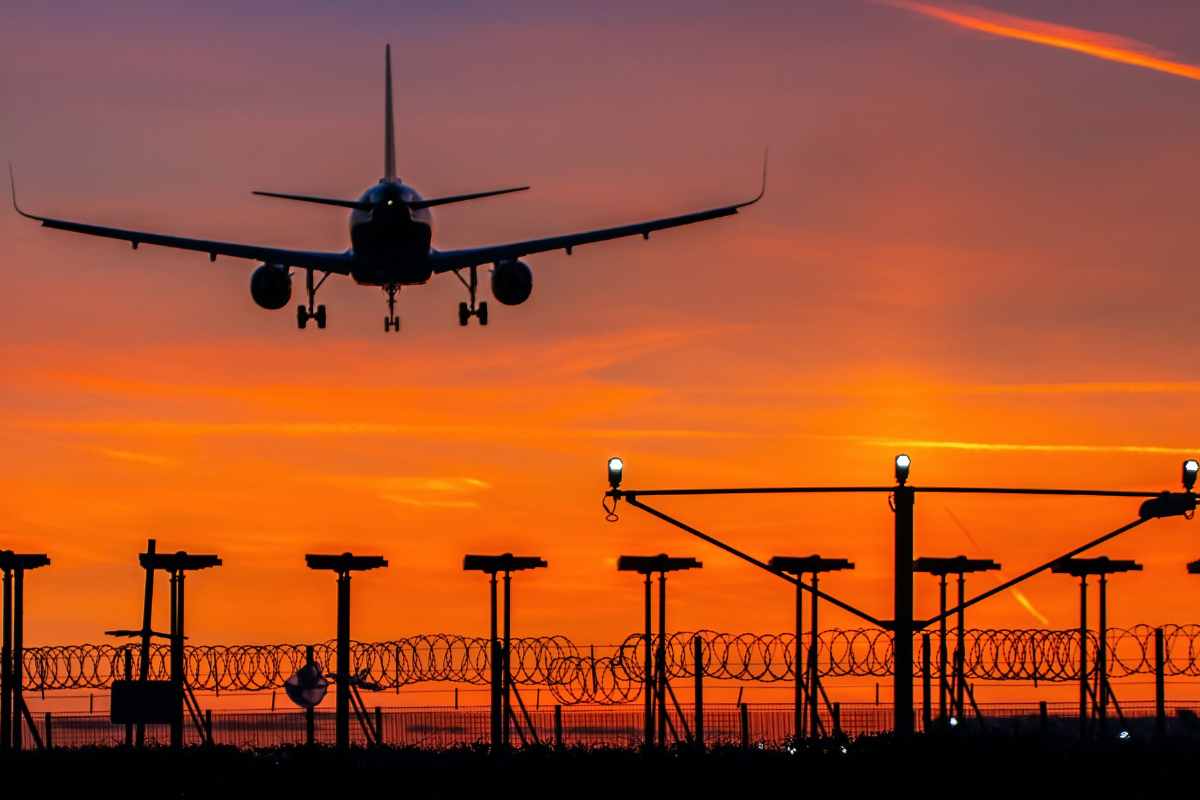 Studente prende l'aereo per frequentare l'università