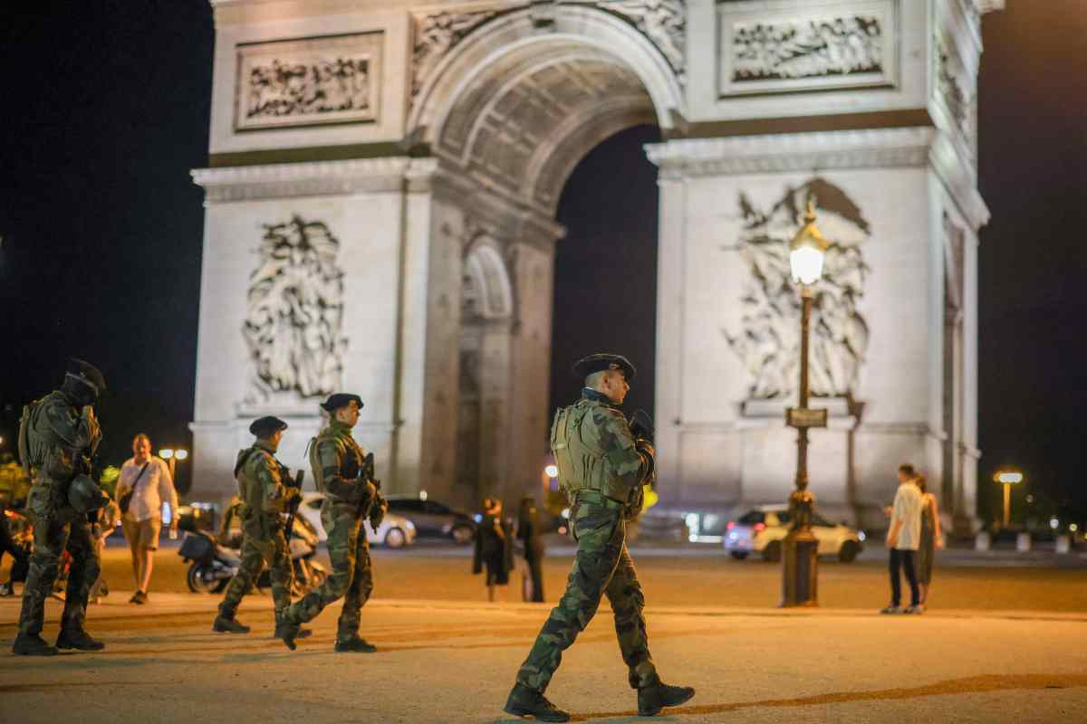 Parigi, nuovi arresti nella notte