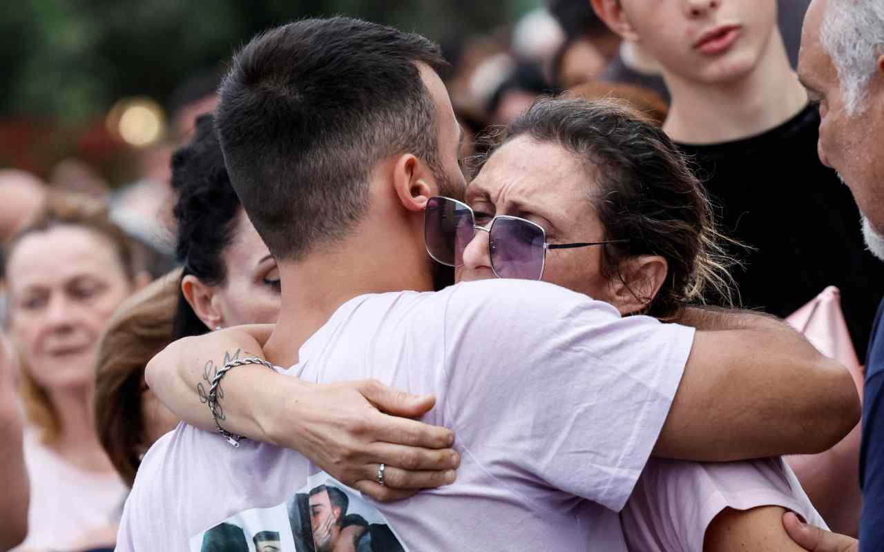 La madre di Michelle Causo alla fiaccolata per la figlia, foto Ansa