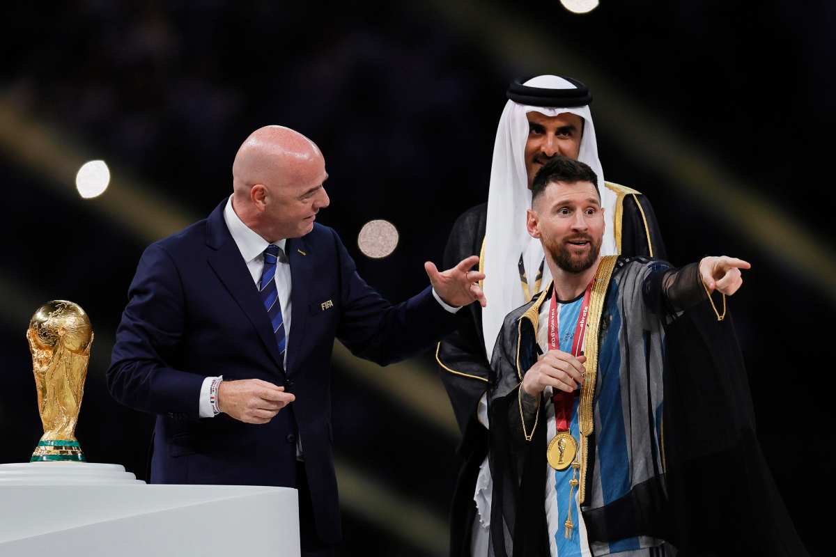 Gianni Infantino premia Lionel Messi ai Mondiali