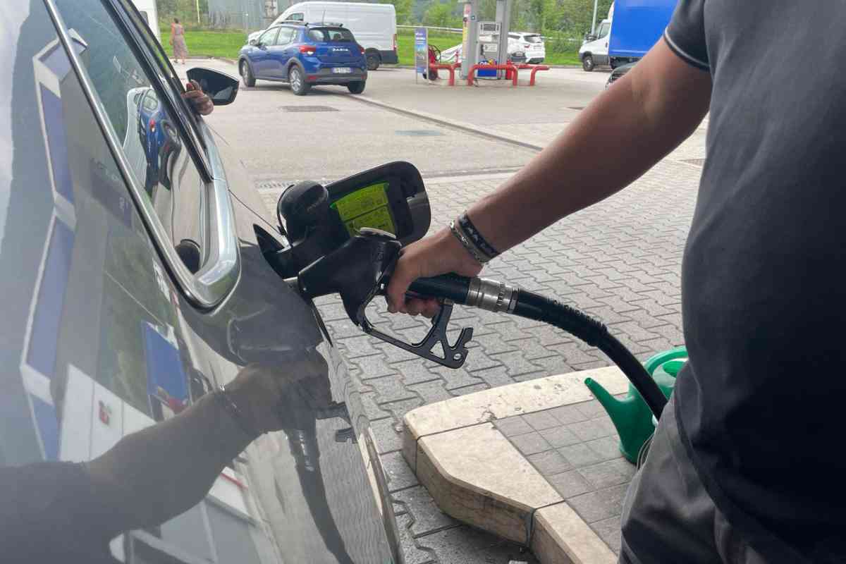 Continua ad aumentare la benzina