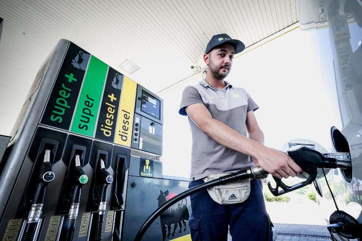 Esposto prezzo medio benzina da oggi