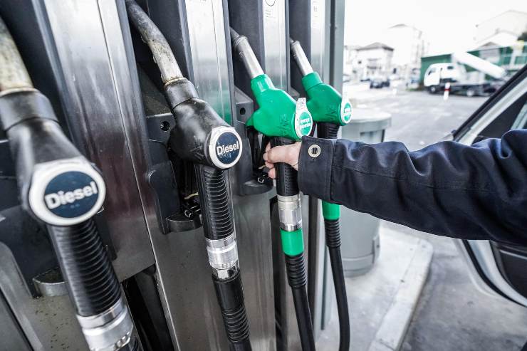 Continua ad aumentare la benzina