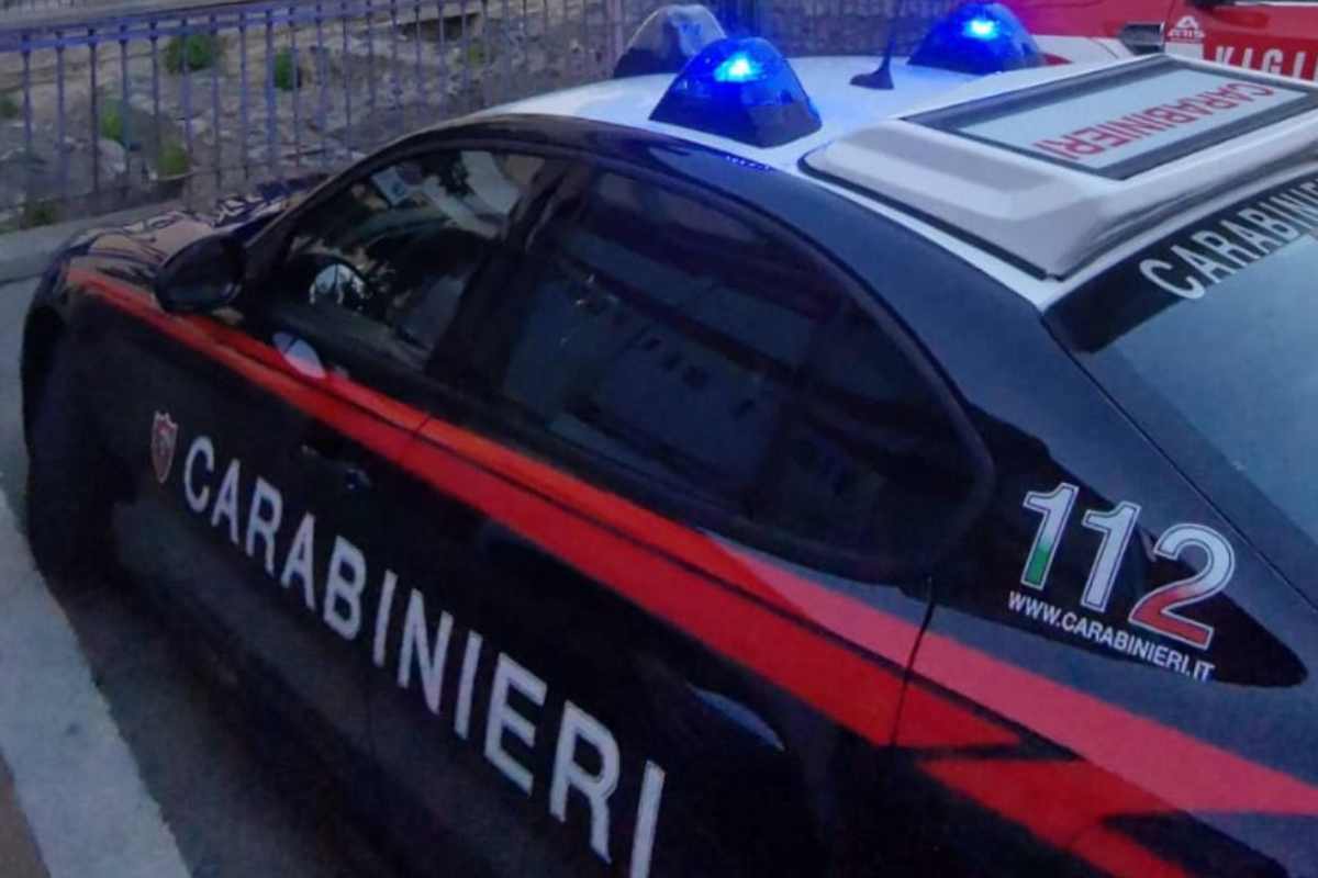 Uccide il padre e si dà alla fuga