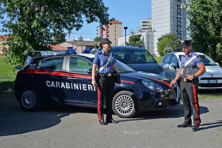 Uccide il padre e si dà alla fuga