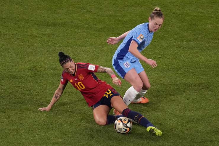 Rubiales bacia il capitano della Spagna femminile, Hermoso, in diretta