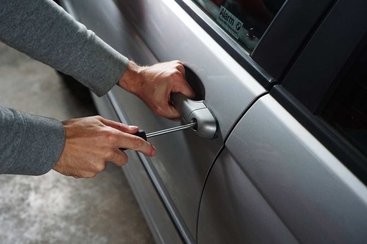 Fa ritrovare abito da sposa dentro auto