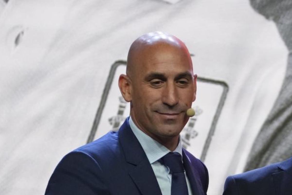 Rubiales bacia il capitano della Spagna femminile, Hermoso, in diretta