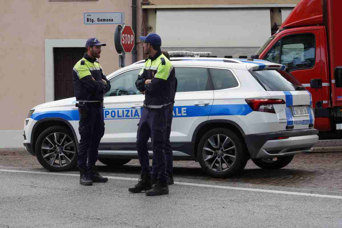 Ancora asserragliato l'uomo in casa