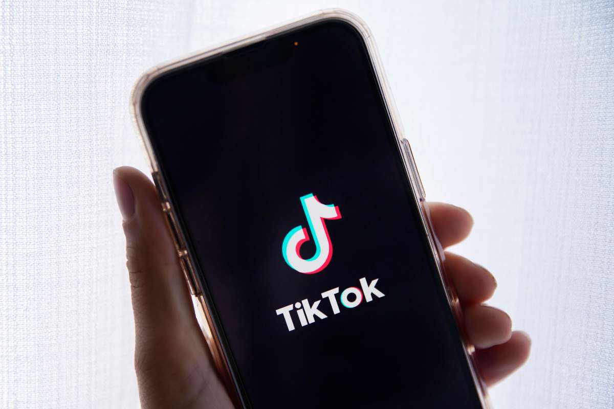 Si fingeva una ragazza su TikTok, arrestato 23enne