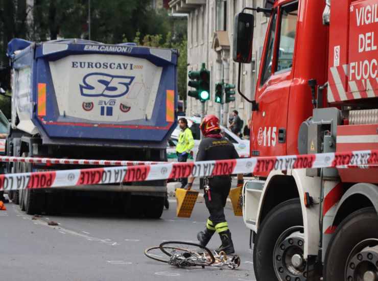 Incidente Milano ciclista investita e uccisa