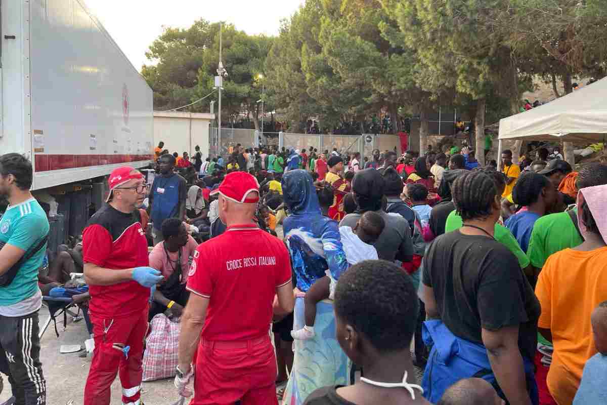 Lampedusa, il ministro francese Darmanin convoca vertice su situazione isola