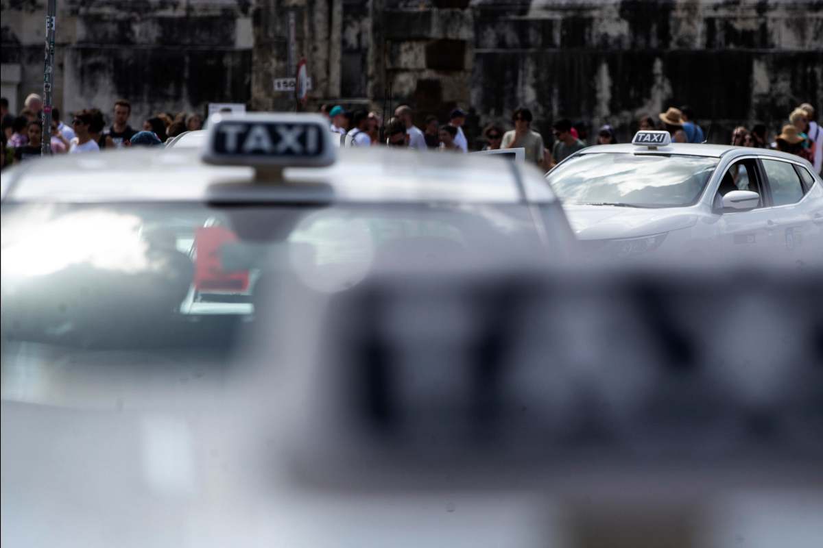 Roma, taxi in coda