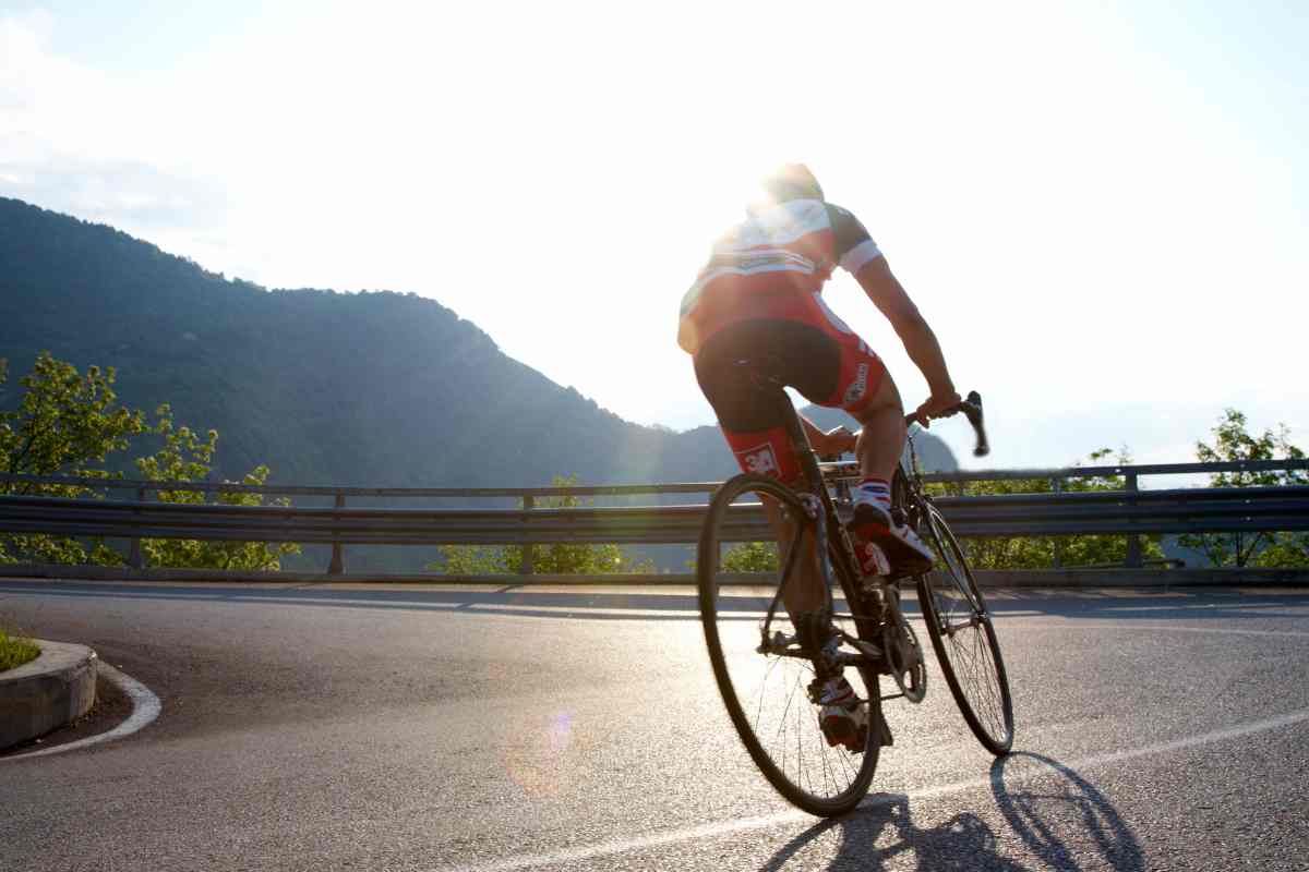 Un ciclista in ospedale dopo un incidente