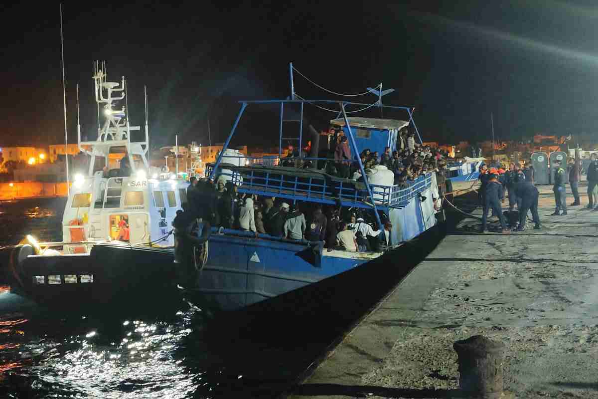 Lampedusa, sbarchi a bordo di un peschereccio