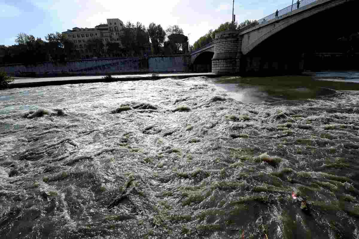 Si getta dal ponte Garibaldi