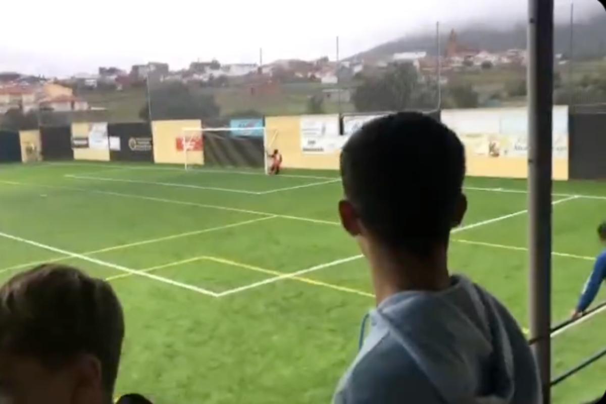 Pipì in campo del portiere