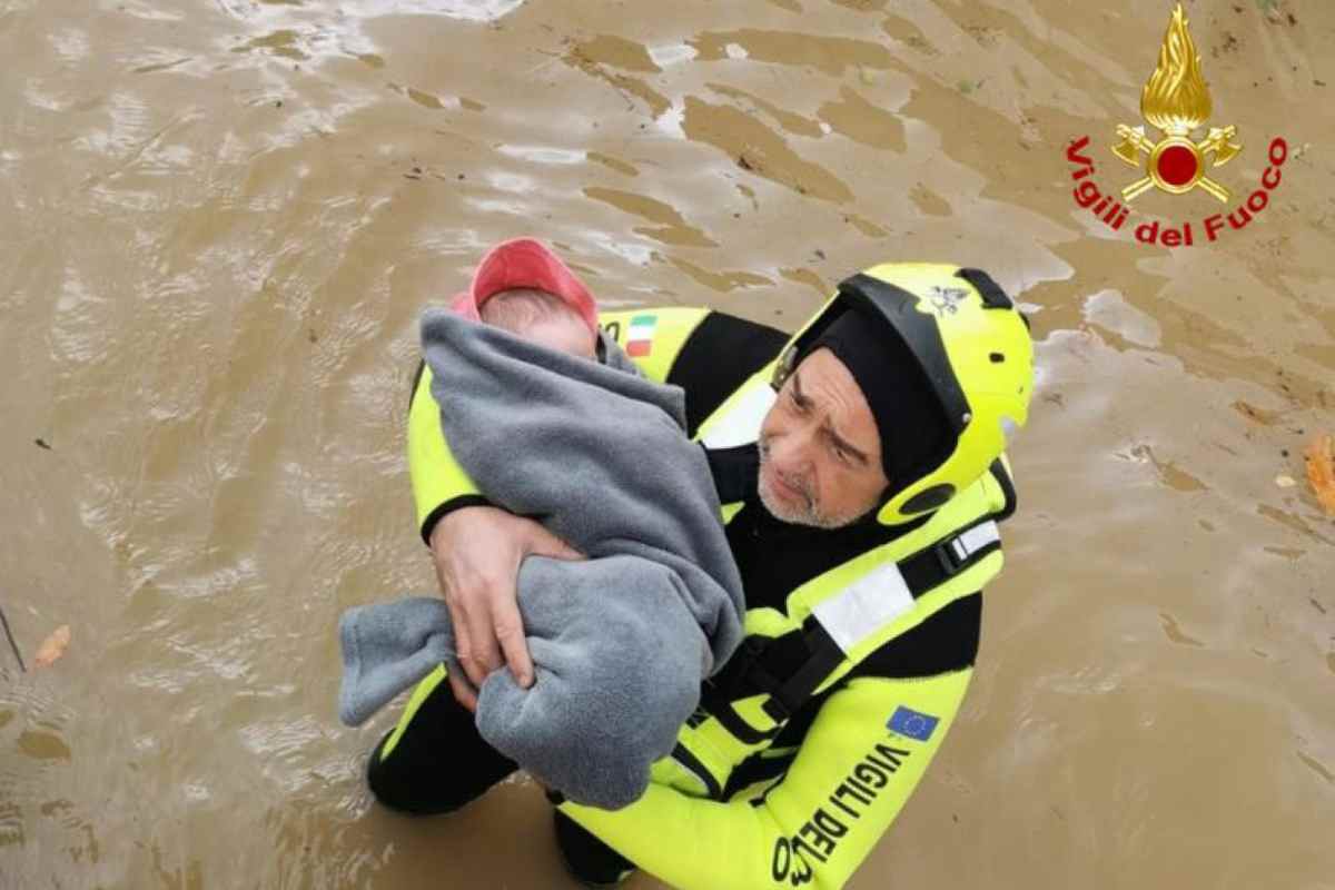 Vigile del fuoco salva un bambino in Toscana 