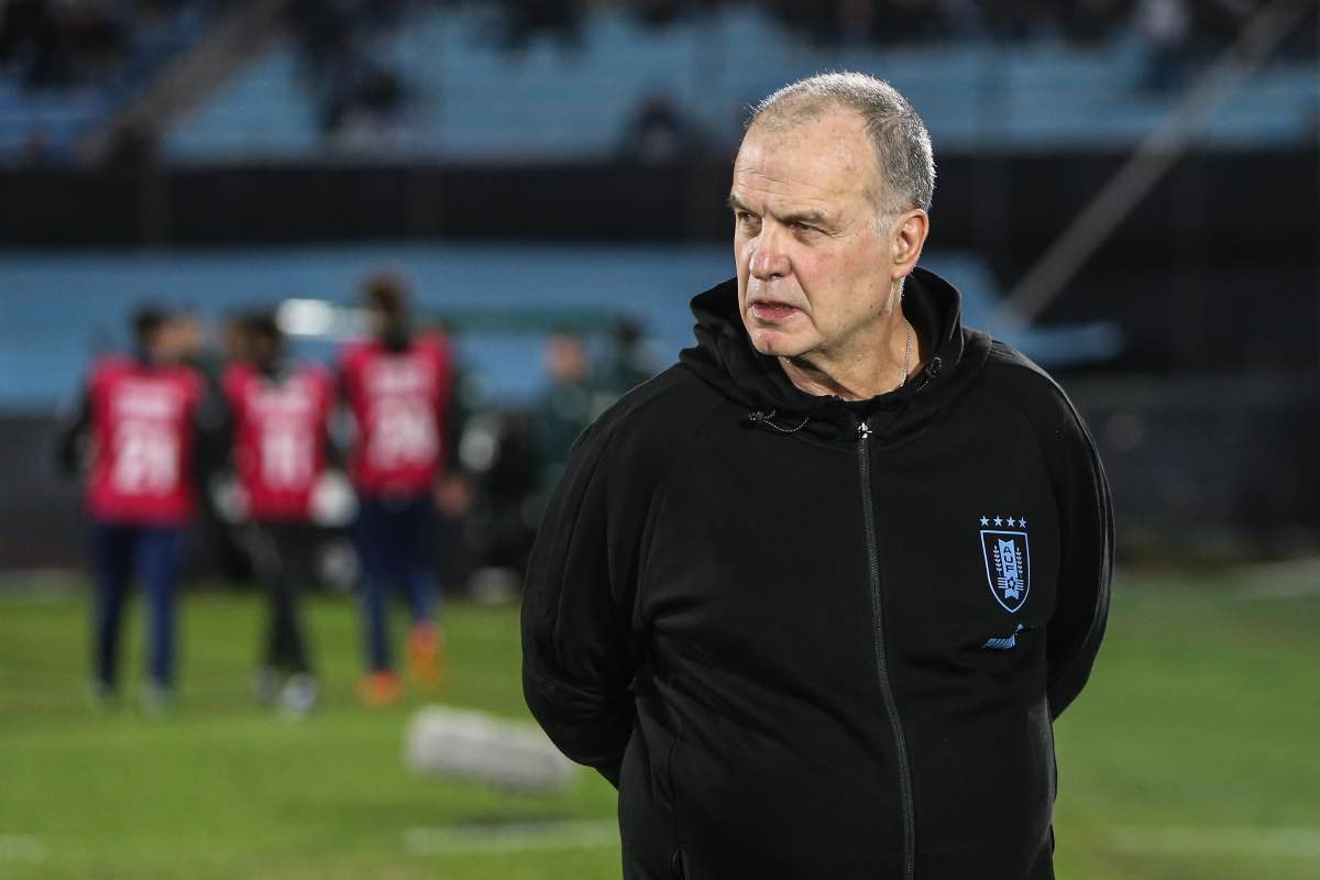 Bielsa sotto la pioggia salvato da un tifoso