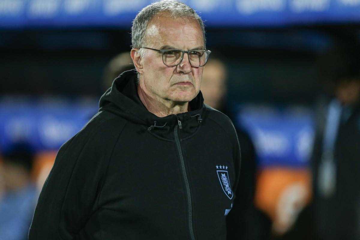 Bielsa sotto la pioggia viene coperto da un tifoso sugli spalti