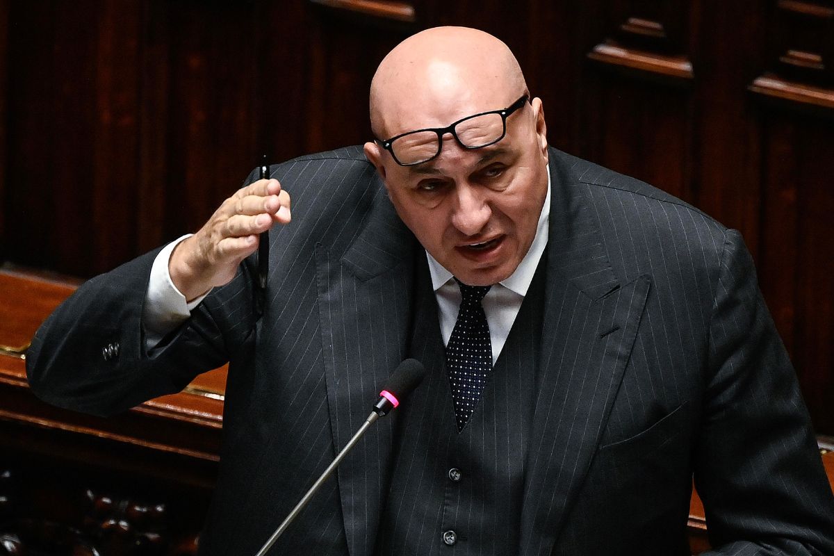 Politici spiati dal finanziere: tra i nomi anche Lollobrigida, Urso e Fascina