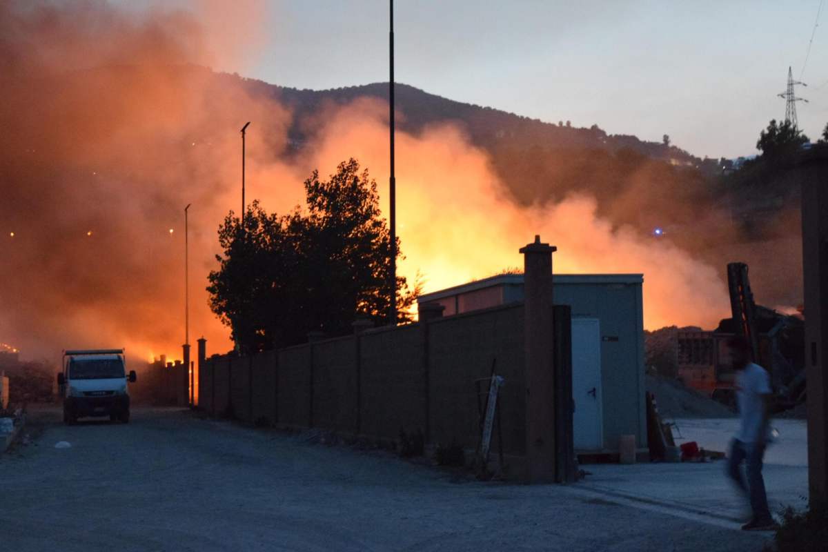 Litiga con la madre e dà fuoco alla casa