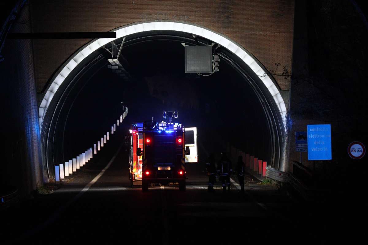 Autobus perde il controllo in un tunnel e causa una strage