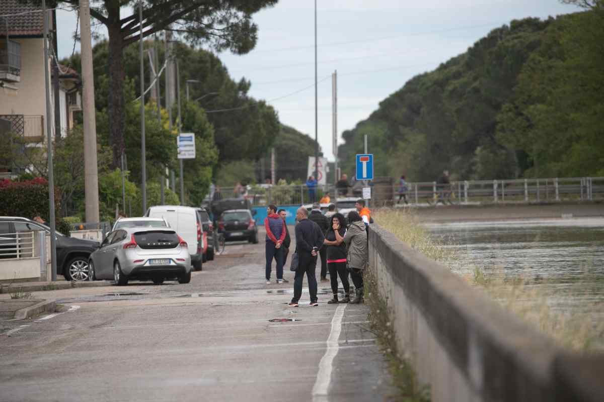 Cade nel canale la notte: ritrovato dal figlio