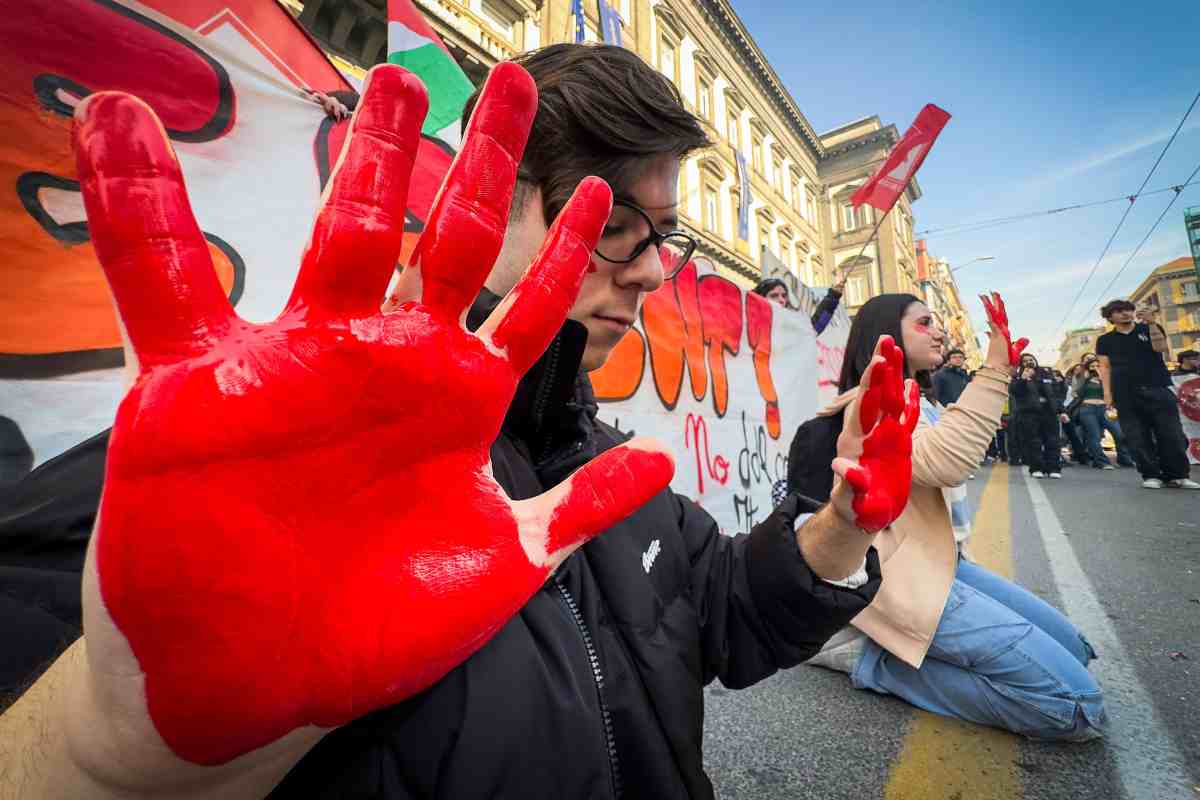 Danneggiata la Prefettura di Bologna con vernice rossa