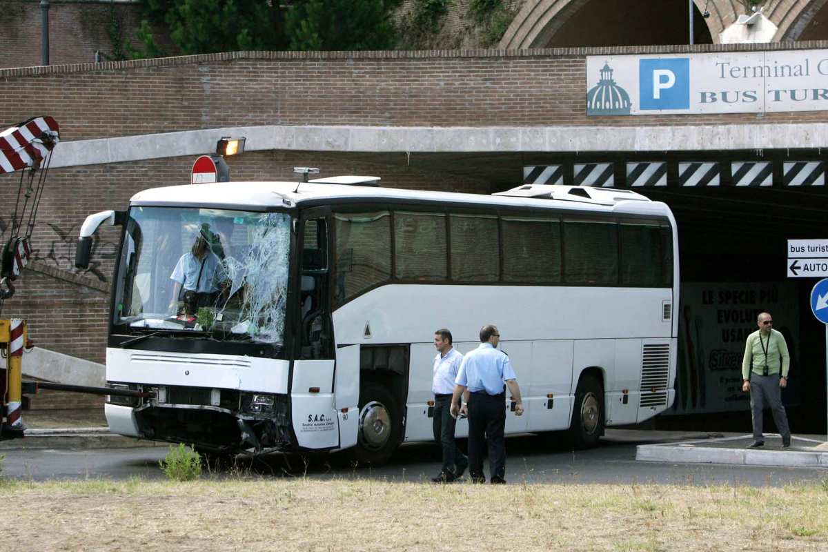 Si rompe il pullman, vengono salvati da un altro club 