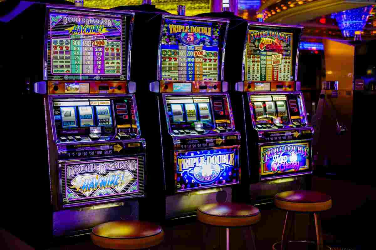 Uomo urina sulle slot machine