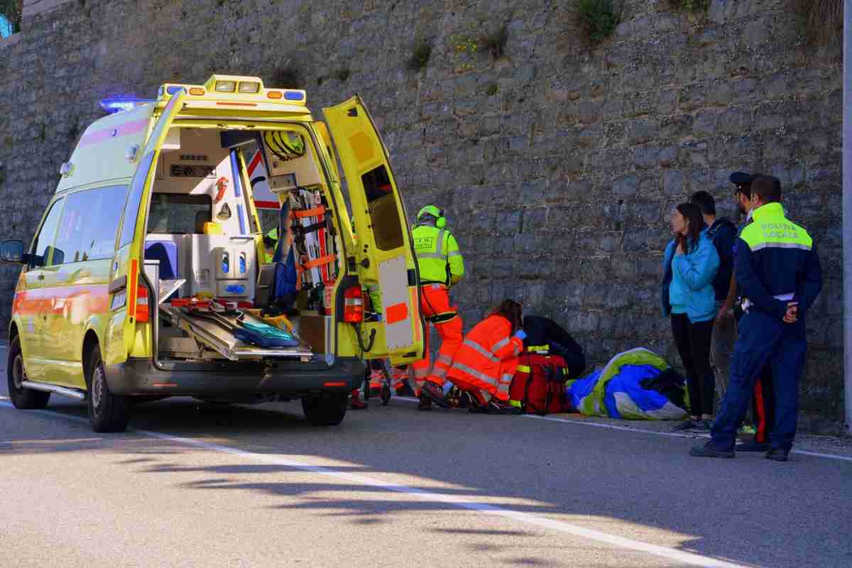 Cade mortalmente mentre provava a calarsi dal secondo piano con delle lenzuola