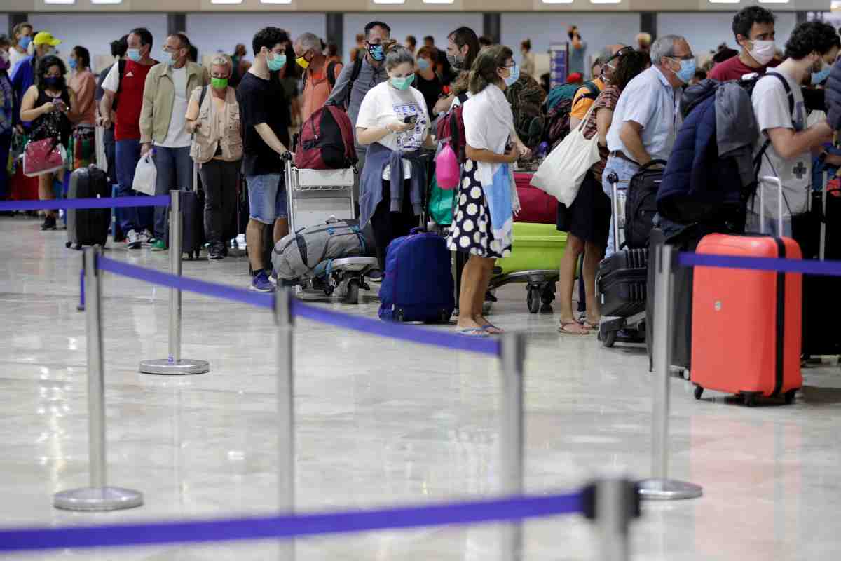 Donna nuda ai controlli all’aeroporto: il motivo è assurdo 