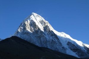 Bonifiche e pulizie sull’Everest: rimossi 11 tonnellate di rifiuti… e 4 cadaveri