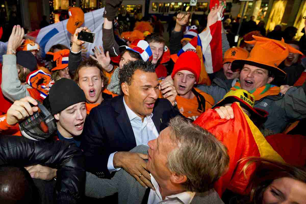 Tifosi olandesi si travestono da Gullit allo stadio, è polemica: “È razzismo!”
